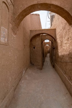 İran Yazd 'ın tarihi merkezinin dar sokakları. Çamur tuğlaları ve kemerler. Ortaçağ kamaraları.