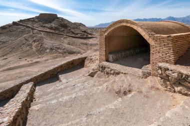 Önünde merdivenleri ve mezarı olan Zoroastrian Sessizlik Kulesi, İran Yazd şehri. Sıcak bir yaz gününde antik Pers mezarlığı.