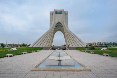 Tahran, İran - 04.10.2019: İran 'daki Azadi Kulesi Sanatsal ve Kültür Kompleksi.