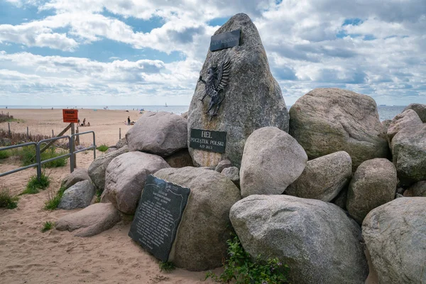 Hel, Polonia - 08.01.2021 Monumento, montículo Kashubian, Hel - principio de Polonia. Monumento famoso en la orilla del Báltico. — Foto de Stock