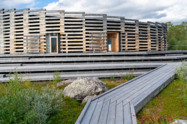 Vietas, Sweeden - 08.15.2021: İsveç Laponya 'daki Stuor Muorkke Ulusal Parkı, Stora Sjofallet' teki Laponya Ziyaretçi Merkezi 'nin modern ahşap binası.