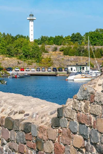 Vastervik, Suecia - 08.22.2021: Edificio blanco delgado de faro con bahía en frente en un día soleado de verano. — Foto de Stock