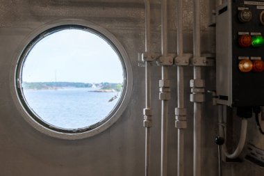 Karlskrona, İsveç - 08.14.2021: Arka planda Baltık Denizi olan Stena Spirit gemisinin raylarına bağlı turuncu can simidi.