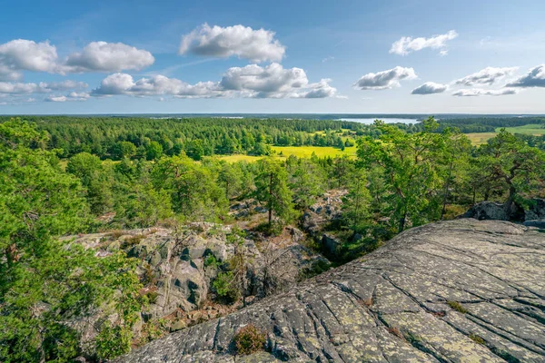 Prachtige zomerdag in het Zweedse landschap van Segersgarde natuurreservaat. Groene bossen, weilanden uitzicht vanaf de top van de rots. Zomervakantie in Zweden. — Stockfoto