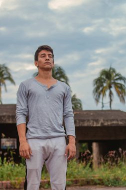 Genç Latin adam meditasyon yapıyor.