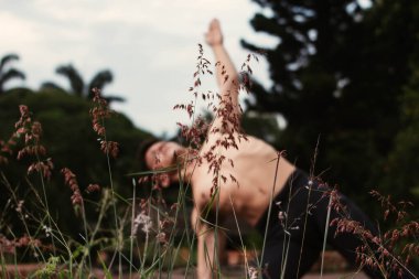 Genç Latin adam yoga yapıyor.