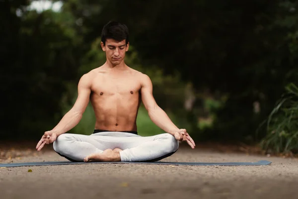 若いラテン系の男瞑想と森の中でヨガを練習 — ストック写真