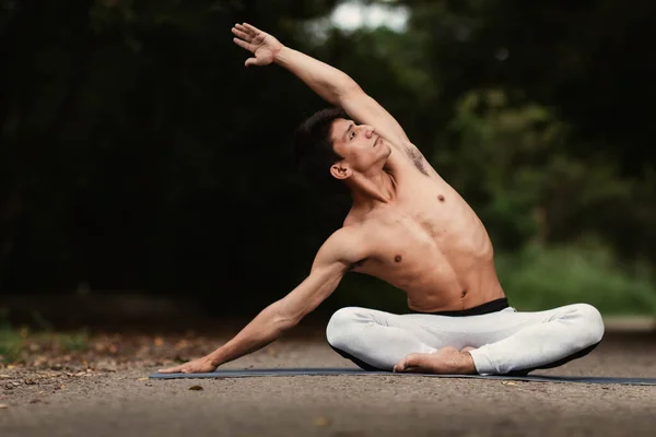 Jovem Latino Homem Meditando Praticando Ioga Floresta — Fotografia de Stock