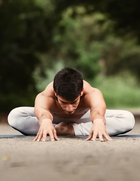 Jovem Latino Homem Meditando Praticando Ioga Floresta — Fotografia de Stock