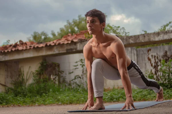 Jovem Latino Homem Meditando Praticando Ioga Local Abandonado — Fotografia de Stock