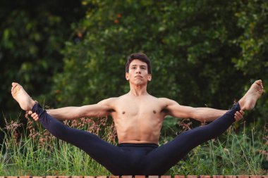 Genç Latin adam yoga yapıyor.