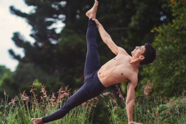 Genç Latin adam geriniyor.