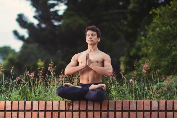 Jovem Latino Homem Meditando Praticando Ioga Floresta — Fotografia de Stock