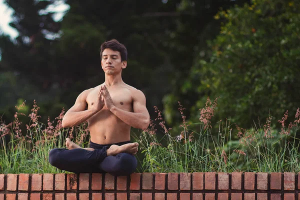 Fiatal Latin Férfi Meditál Jógázik Erdőben — Stock Fotó