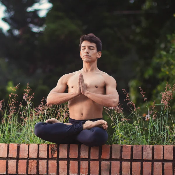 Jovem Latino Homem Meditando Praticando Ioga Floresta — Fotografia de Stock