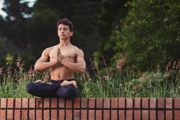 Genç Latin Adam Ormanda Meditasyon Yapıyor Yoga Yapıyor — Stok fotoğraf