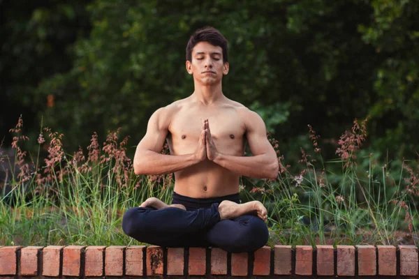 Jovem Latino Homem Meditando Praticando Ioga Floresta — Fotografia de Stock