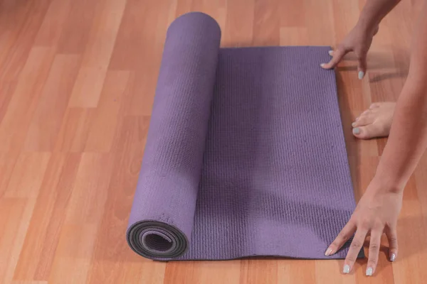 Mujer Joven Con Una Esterilla Yoga — Foto de Stock