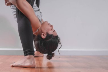 Stüdyoda yoga yapan genç bir kadın