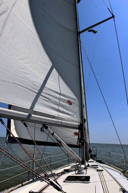 Yat tam yol gidiyor. 