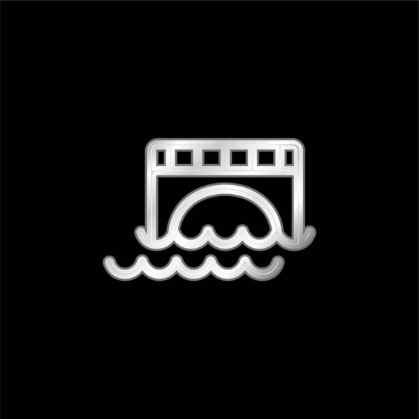 Серебристый металлический значок моста через воду