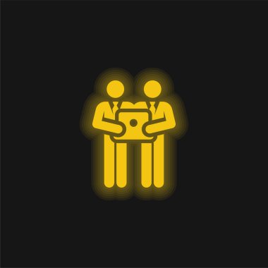 Beyin fırtınası yapan sarı parlak neon simgesi