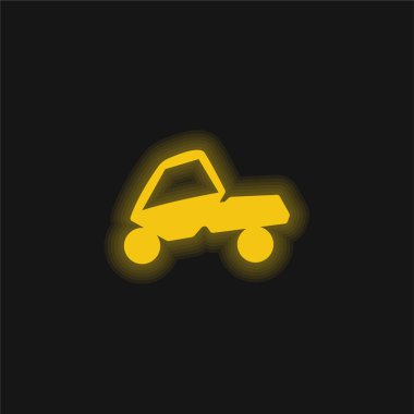 Sarı renkli, neon renkli bir arabada macera sporu.