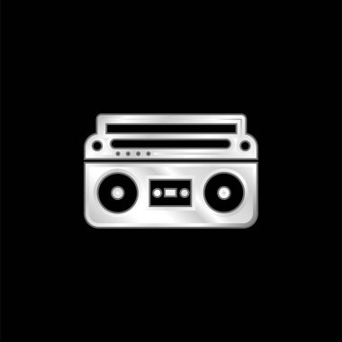 Kontrole ve Ayarlara sahip gümüş kaplama metalik simgeye sahip Boom Box