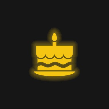 En üstteki sarı parlak neon ikonunda yanan bir mum ile doğum günü pastası