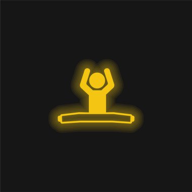 Gergin bacaklı ve kolları sarı parlak neon ikonuyla oturan çocuk.
