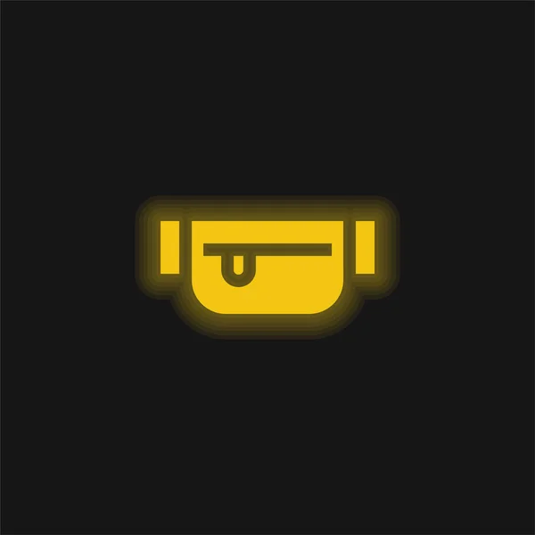 Belt Pouch Yellow Glowing Neon Icon — Stock Vector