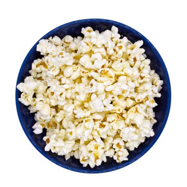 Beyaz arka plandaki yakın plan fotoğrafta izole edilmiş patlamış mısır. Sinema salonu. Sinema. Atıştırmalık film izliyorum. Eğlence. Video akışı.