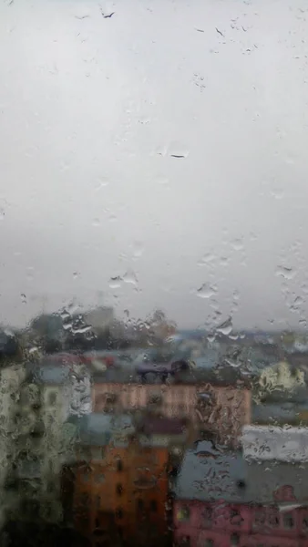 Szkło Kroplach Deszczu Mokrych Dachach Domów Oknem — Zdjęcie stockowe