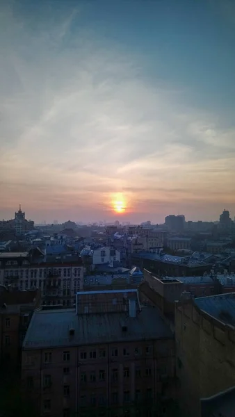 Crepúsculo Sobre Los Tejados Sol Neblina Noche — Foto de Stock