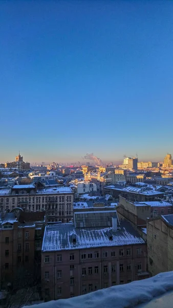 Wintermorgen Über Der Stadt Sonne Blauen Himmel Und Schnee Auf — Stockfoto