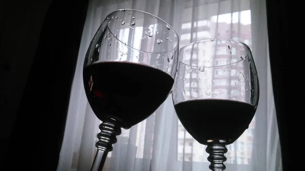 Silhouetten Van Twee Glazen Met Wijn Achtergrond Van Een Lichtvenster — Stockfoto