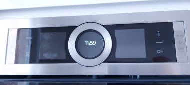 Mutfak aletlerinin panelinde dijital saatle paslanmaz çelik dokunmatik ekran