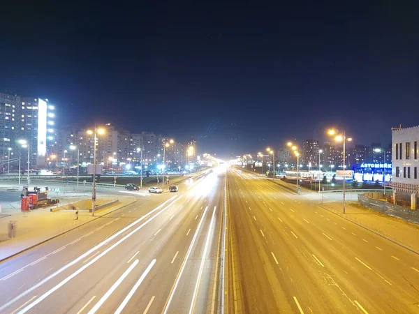 Rastros Faros Coches Por Noche Avenida Disparados Con Una Larga — Foto de Stock