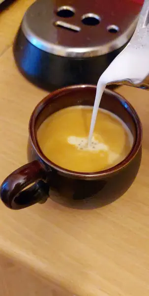 Fazer Cappuccino Leite Espumado Derramado Uma Xícara Café — Fotografia de Stock