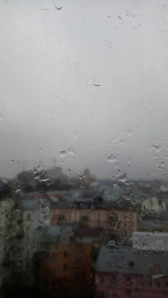 Glas Regendruppels Herfst Bewolkt Weer Natte Daken Van Stadshuizen Buiten — Stockfoto