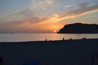 Deniz kenarında turuncu gün batımı