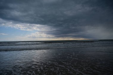 Ufuktaki kara bulutlar