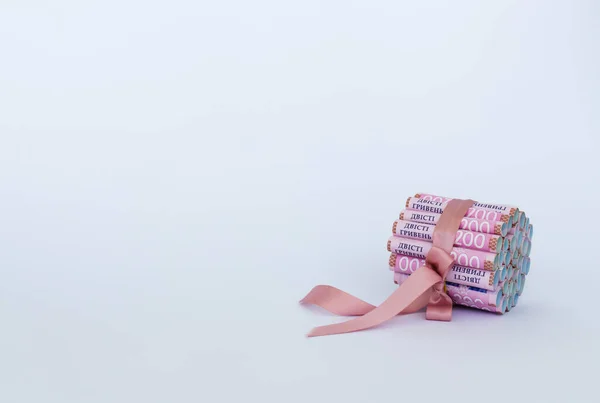 Kurdeleli bir rulo Ukrayna parası. Boşluğu kopyala.