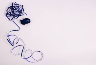 Beyaz arkaplanda kıvrımlı kıvrımlı kıvrımlı yılancık..