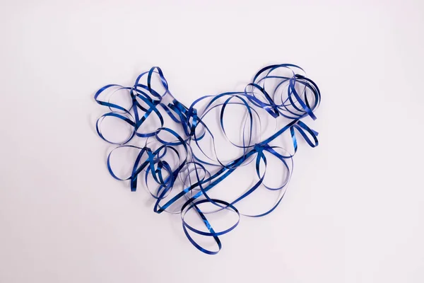 Синя блискуча стрічка у формі серця . — стокове фото