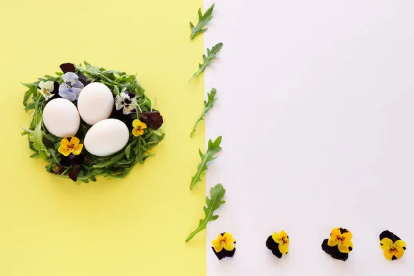 Arugula leaves with eggs and flowers. Easter decor. — Stock Photo, Image