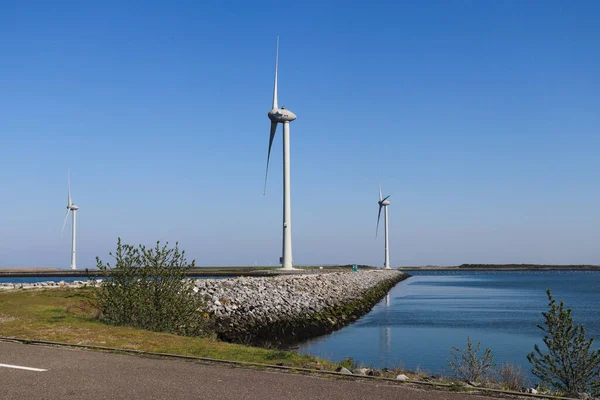 Вітряки для виробництва електроенергії. На фоні блакитного неба . — стокове фото