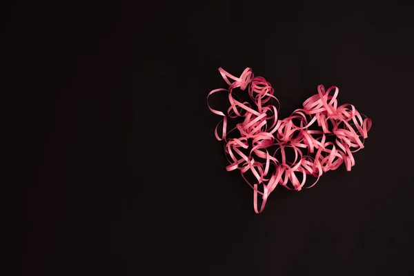 Szív szalagból. Rózsaszín göndör szív. — Stock Fotó