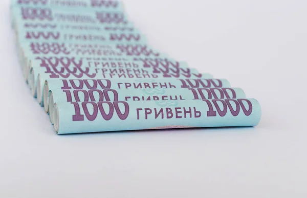 Ukrayna 1000 Hryvnia 'sı. Ukrayna parası bir beyazın üzerinde yuvarlanıyor.