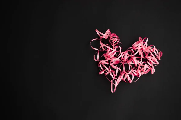 Rózsaszín szalagból készült szív. Rózsaszín göndör szív. — Stock Fotó